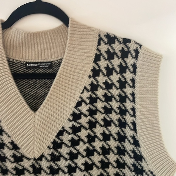 Like New Houndstooth Sweater Vest - Picture 2 of 4